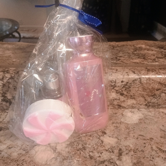 Bath & Body Works Twisted Peppermint Set - Pink and White - Picture 6 of 6